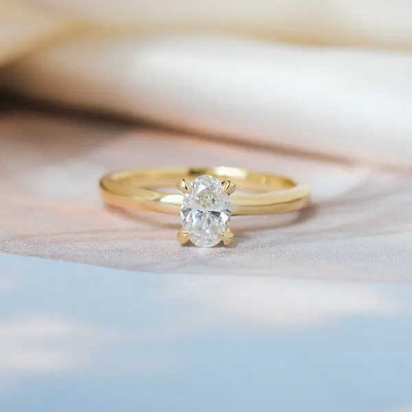 4-Prong Classic Oval Soliatire Engagement Ring