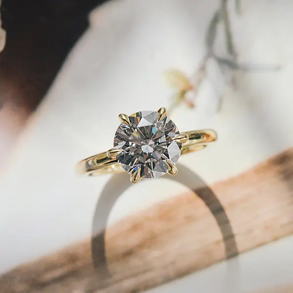 Classic Round Engagement Ring with 6-Prong Bear Claw Tips-top