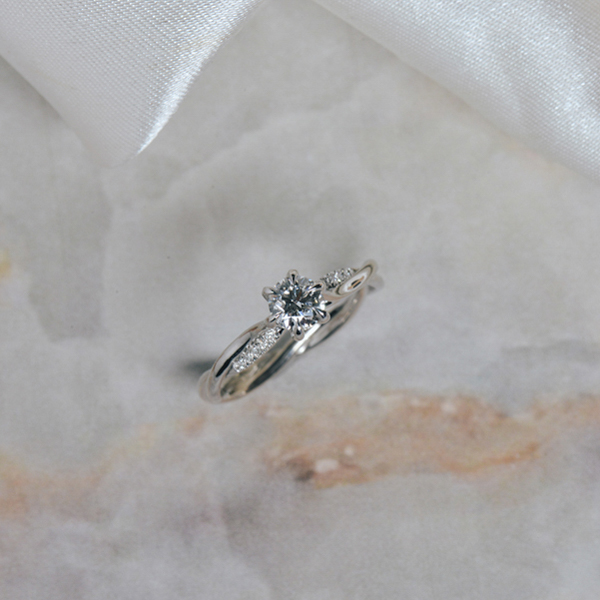 6-Prong Fine Tip Round Engagement Ring With Twist band-side