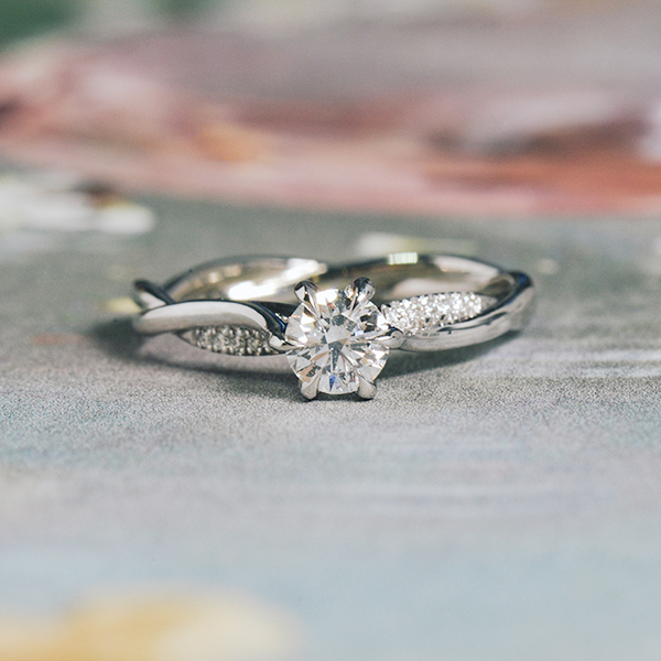 6-Prong Fine Tip Round Engagement Ring With Twist band-top